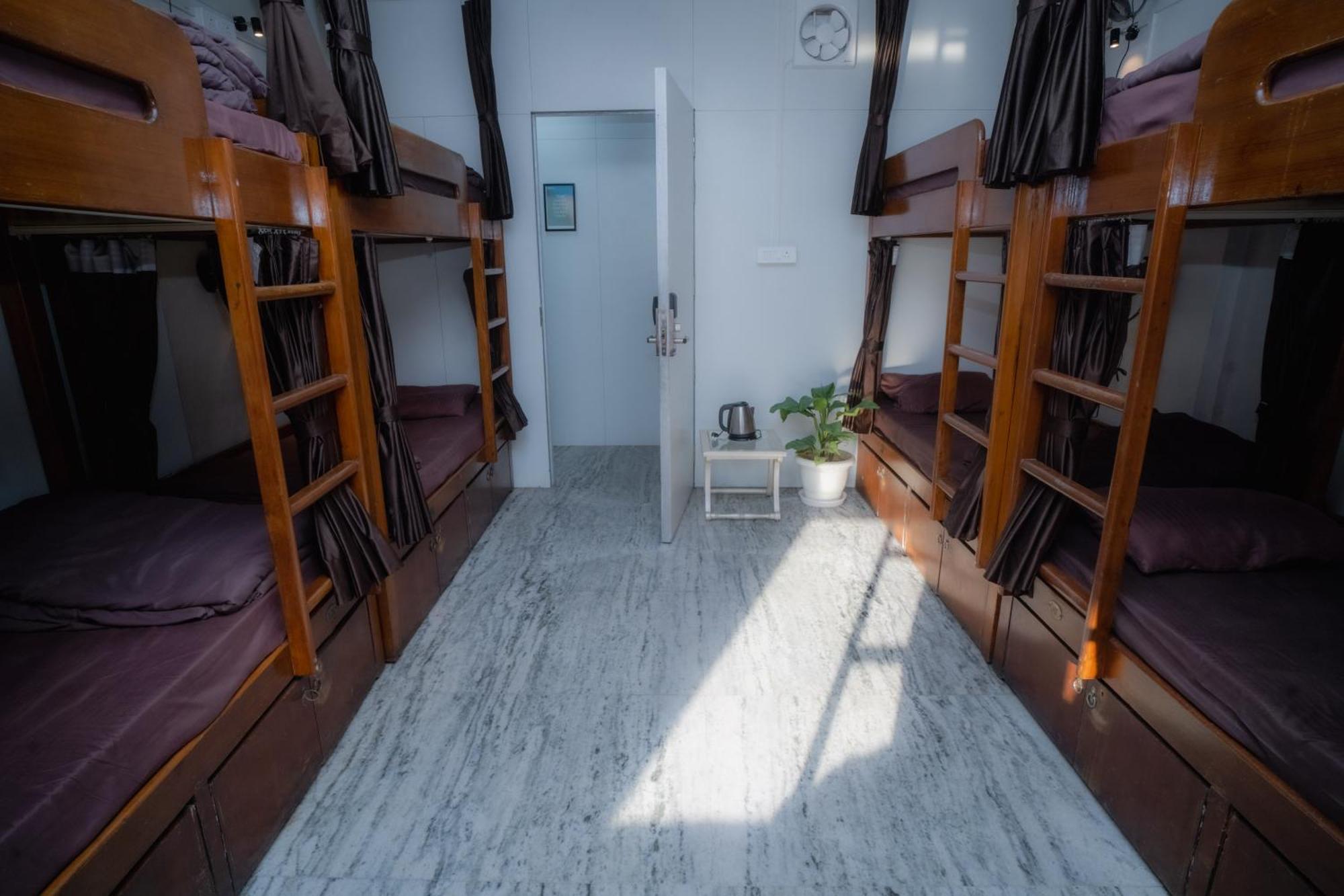 Pearl Courtyard Dormitory Варанаси Экстерьер фото